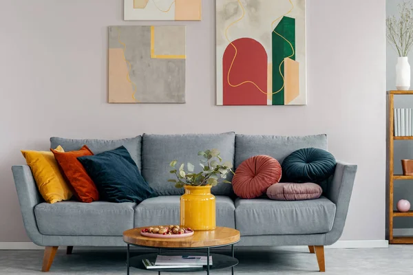 Pintura Abstracta Colorida Sobre Sofá Gris Con Almohadas Interior Diseño — Foto de Stock
