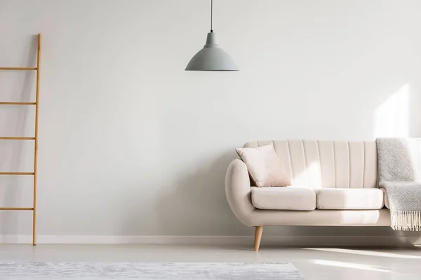 Kissen Und Decke Auf Elegantem Sofa Geräumigen Wohnzimmer Mit Kopierraum — Stockfoto