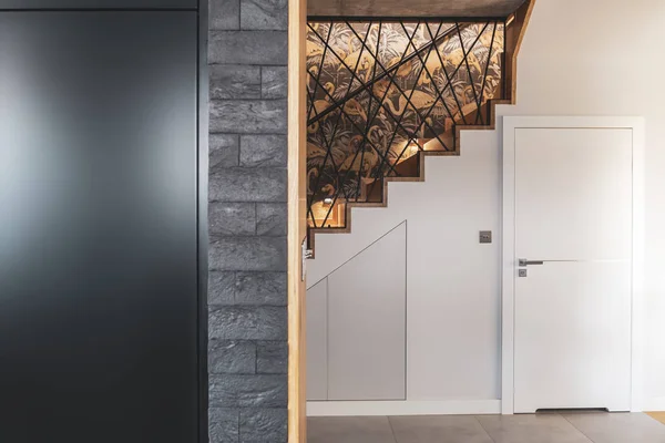 Eleganter Weißer Korridor Mit Treppen Und Türen Geräumiger Moderner Villa — Stockfoto