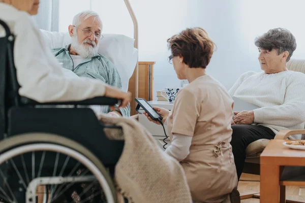 Enfermera Útil Encendiendo Una Cama Profesional Hogar Ancianos — Foto de Stock