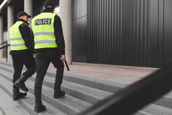 Dois Policiais Coletes Reflexivos Patrulham Ruas Cidade — Fotografia de Stock