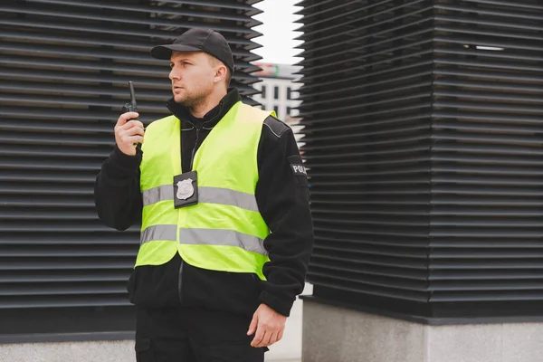 Gut Aussehender Polizist Schwarzer Uniform Und Gelbem Westen Steht Auf — Stockfoto