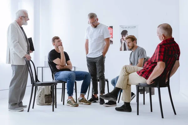 Grupp Män Som Sitter Cirkel Psykoterapi — Stockfoto
