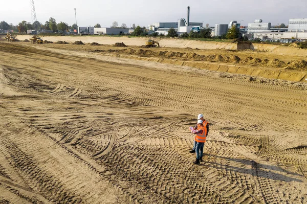 Vista Superior Dois Trabalhadores Construção Estradas Coletes Laranja Capacetes Proteção — Fotografia de Stock