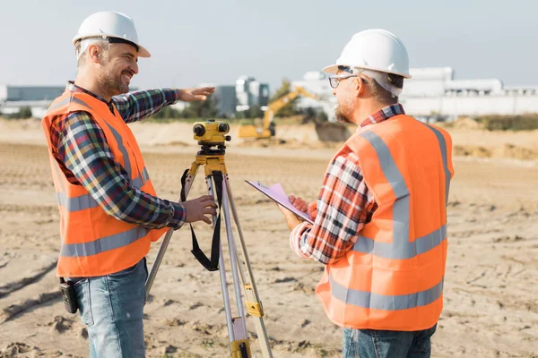 Two Professional Road Construction Workers Orange Vests Protective Helmets Middle — 스톡 사진