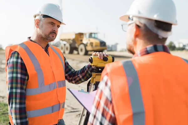 Lavoratori Edili Che Installano Attrezzature Centro Della Struttura Stradale — Foto Stock