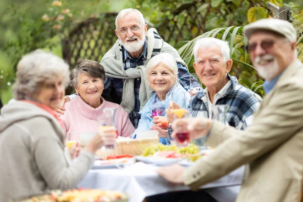 Äldre Människor Som Vänner Efter Sitter Tillsammans Trädgården — Stockfoto