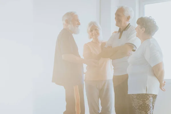 Amigos Mayores Que Pasan Tiempo Hablando Juntos Asilo Ancianos —  Fotos de Stock