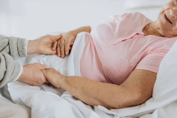 Close Homem Apoio Mais Velho Segurando Mãos Sua Esposa Moribunda — Fotografia de Stock