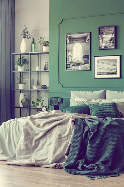 时尚居室翡翠绿墙上的黑白海报及照片廊 — 图库照片