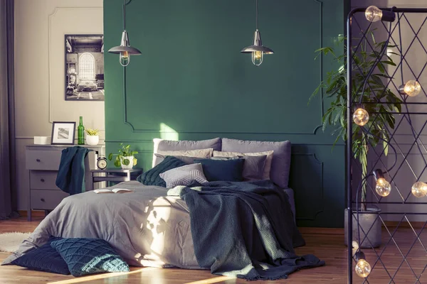 Copy Space Empty Green Wall Elegant Bedroom Interior — Stock Photo, Image