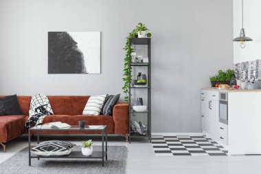 Mutfağı ve yaşam alanı olan bir stüdyo daire.