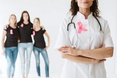 Göğüs kanseriyle savaşan bir grup bilinçli kadın