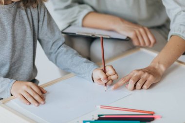 Çocuğun psikoterapi üzerine resim çizdiği yakın plan.