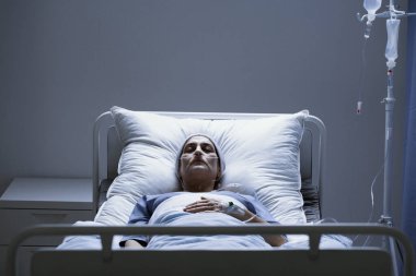 Kemoterapi sırasında hastanede tek başına yatan tümörlü son sınıf öğrencisi bir kadın.