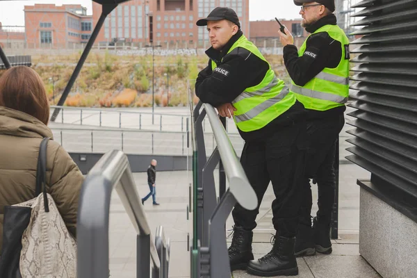 Két Fiatal Rendőr Fényvisszaverő Kabátban Áll Lépcsőnél Járőrözik Utcán — Stock Fotó