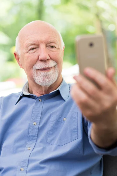 Uroczy Dziadek Robi Sobie Selfie Telefonem Komórkowym — Zdjęcie stockowe