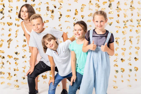 Bir grup havalı kız yeni yıl partisinde şakalaşıp komik pozlar veriyorlar.