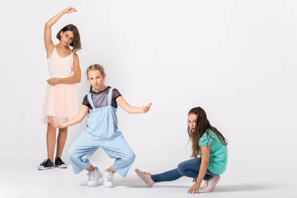 Grupo Garotas Legais Brincando Sala Branca Fazendo Poses Engraçadas — Fotografia de Stock