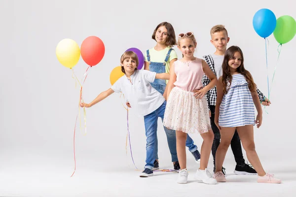 Groep Gelukkige Kinderen Staat Samen Een Witte Kamer Houdt Kleurrijke — Stockfoto