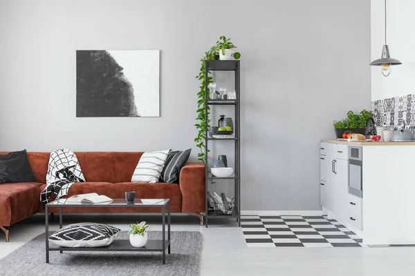 Mutfağı ve yaşam alanı olan bir stüdyo daire.