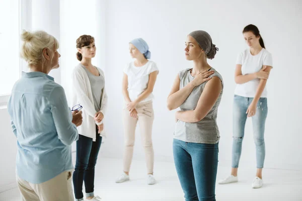 Kemoterapiden Sonra Kadınlar Psikoterapi Seansında Egzersiz Yapıyorlar — Stok fotoğraf