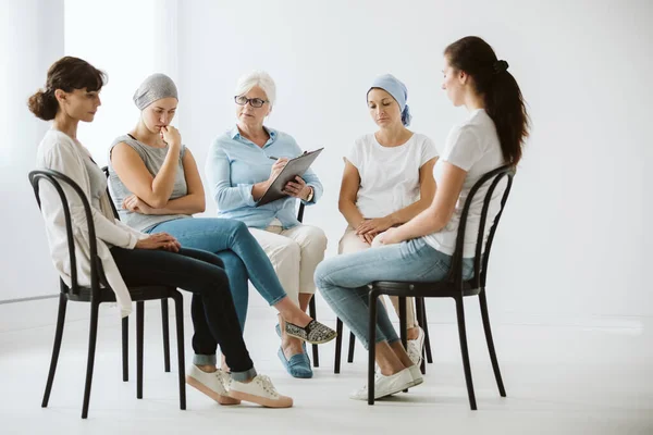 Mulheres Doentes Câncer Falando Sobre Sentimentos Uma Sessão — Fotografia de Stock