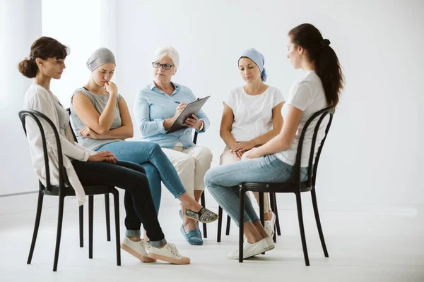 Cáncer Mujeres Enfermas Hablando Sentimientos Una Sesión — Foto de Stock