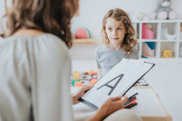 Maestra Aprendiendo Niña Alfabeto Durante Las Clases — Foto de Stock