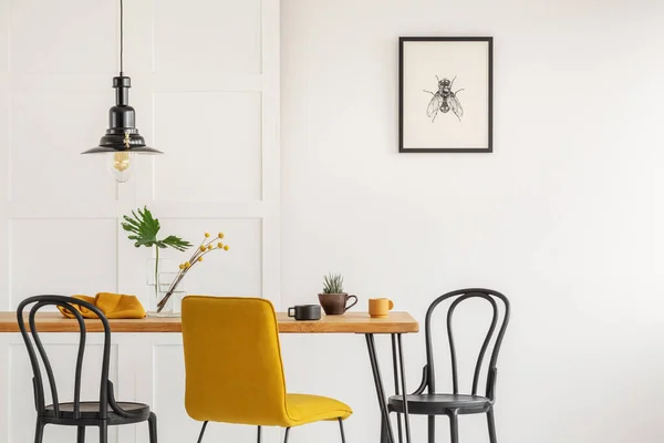 Cadeira Amarela Elegante Mesa Jantar Madeira Interior Moda — Fotografia de Stock