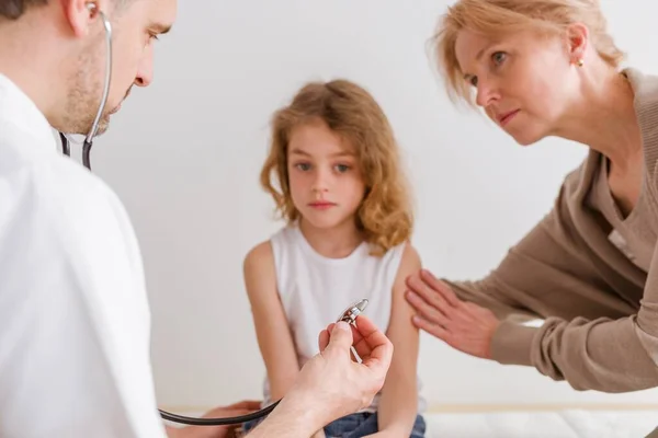 Enfant Médecin Auscultant Petite Fille Malade Hôpital — Photo