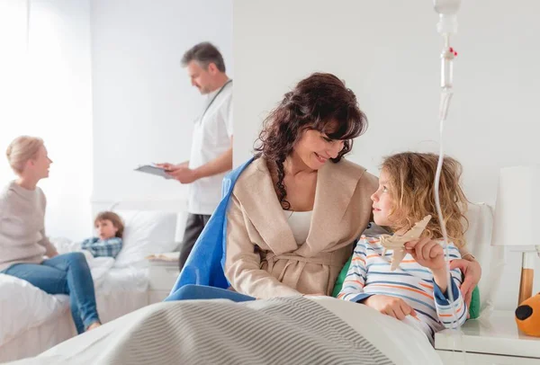 Kleines Krankes Mädchen Krankenhaus Auf Einem Tropfsack — Stockfoto