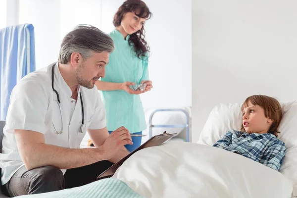 Barátságos Gyermekorvos Meglátogatja Kis Beteg Betegét — Stock Fotó