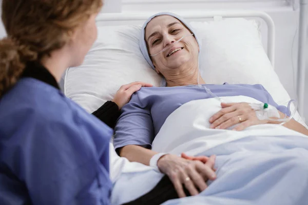 Βοηθητικός Φροντιστής Που Στηρίζει Μια Άρρωστη Γυναίκα Λευχαιμία Στο Νοσοκομείο — Φωτογραφία Αρχείου