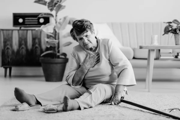 Elder Woman Sitting Floor Touching Her Chest — Stock Photo, Image