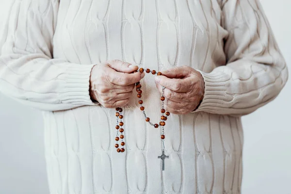 Primo Piano Mani Più Anziane Che Tengono Rosario — Foto Stock