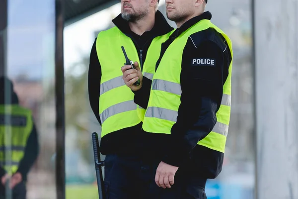 Nahaufnahme Von Zwei Polizisten Mit Walkie Talkie Zum Kopieren — Stockfoto