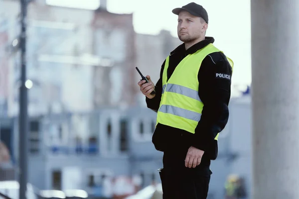 Ung Polis Uniform Pratar Genom Walkie Talkie Rundan — Stockfoto