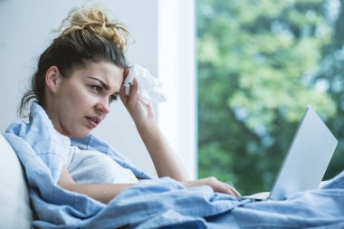 Hasta genç bayan evden çalışıyor.