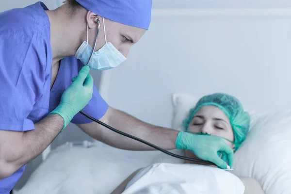 Photo Médecin Avec Stéthoscope Examinant Patient Après Opération — Photo