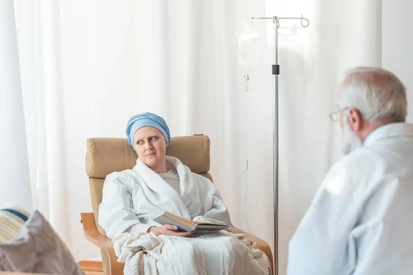 Junge Frau Mit Schal Bei Chemotherapie — Stockfoto
