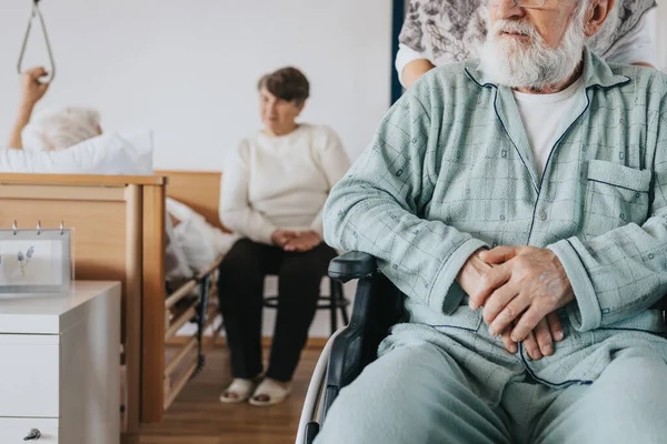 脳卒中後の老人は老人ホームで車椅子に座る — ストック写真