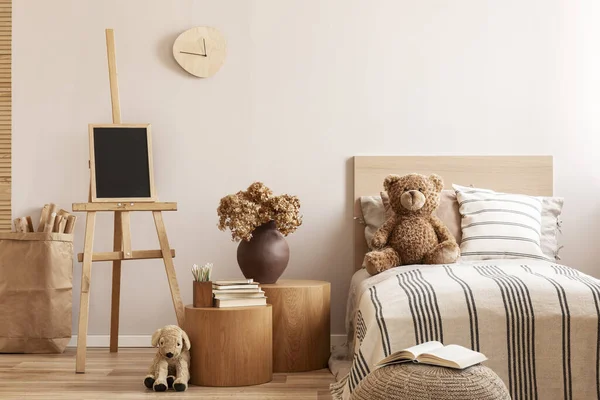 Teddy Beer Enkele Houten Bed Slaapkamer Van Natuurlijke Kid — Stockfoto