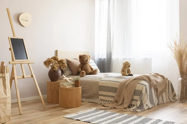 带有木制设计和玩具的漂亮卧室 复制空白米色墙壁上的空间 — 图库照片