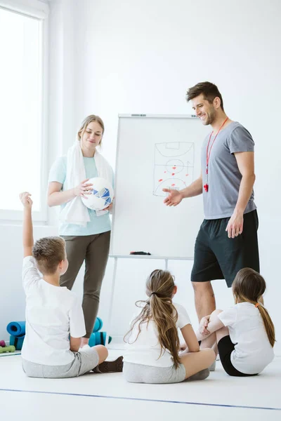 Jeune Beau Professeur Son Assistante Expliquent Tactique Aux Enfants Avant — Photo