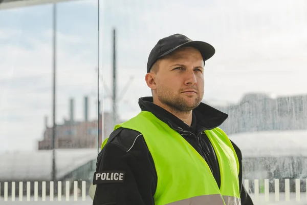 Snygg Polis Svart Uniform Och Gul Väst Står Gatan — Stockfoto