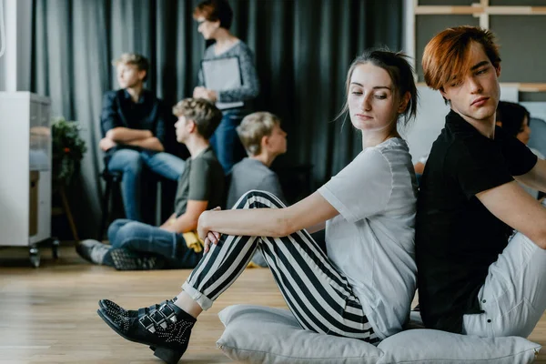 Fiatal Fiú Barátnője Együtt Ülnek Miután Veszekedtek — Stock Fotó