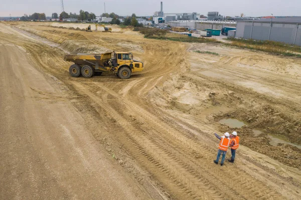 Vista Superior Dos Trabajadores Construcción Carreteras Chalecos Naranjas Cascos Protectores —  Fotos de Stock