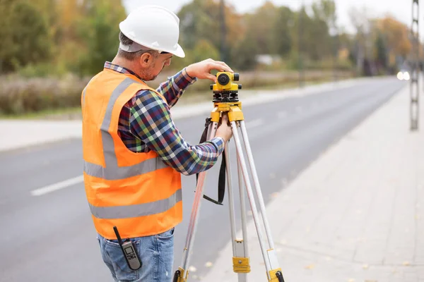 Stavební Dělníci Nastavení Zařízení Uprostřed Silniční Konstrukce — Stock fotografie