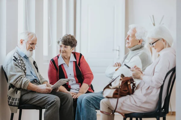 Äldre Människor Som Sitter Korridor Och Väntar Till Läkarmottagningen — Stockfoto